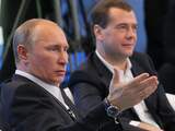 Russische kiezers straffen Poetin en Medvedev 