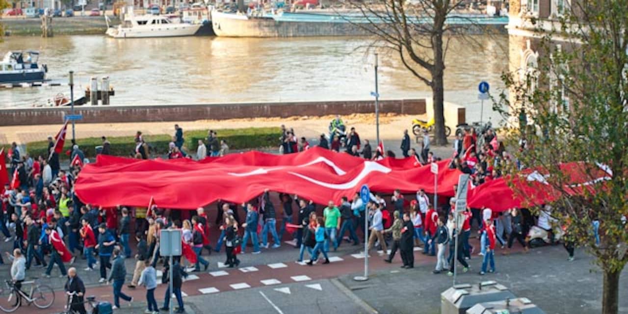 Turken demonstreren in Den Haag tegen terrorisme