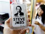 Maandag 10 oktober: In het Chinese Shenzhen worden nu al iPhone-hoesjes met het portret van de vorige week overleden Appletopman Steve Jobs verkocht.