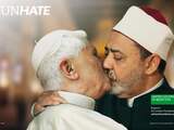 Vaticaan woedend om foto zoenende paus