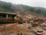Tientallen inwoners van een dorpje Ambe, in West-India, zijn als gevolg van een aardverschuiving bedolven geraakt onder modder en puin.