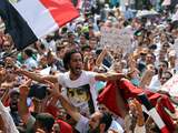 Duizenden Egyptenaren de straat op