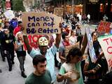 Dinsdag 27 september: Op Wall Street in New York wordt nog altijd gedemonstreerd tegen het financiële systeem. Onder het motto 'Occupy Wall Street' bivakkeren de betogers al meer dan een week in een tentenkamp.