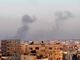 Op een foto van donderdag (nog voor het bestand) zijn rookpluimen te zien boven Rafah, in het zuiden van de Gazastrook.