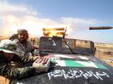 Troepen van de nieuwe machthebbers in Libië hebben militairen van de verdreven dictator Muammar Kaddafi in Sirte teruggedrongen tot twee kleine zones in de stad. 