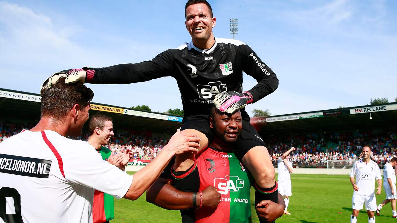 Fotoserie: NEC eert clubicoon Gentenaar met afscheidsduel | Voetbal | NU.nl