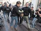 AMSTERDAM - De politie in Amsterdam heeft zaterdag op het Spui 17 mensen aangehouden tijdens een demonstratie van krakers.