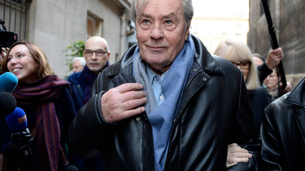 Acteur Alain Delon met spoed opgenomen in ziekenhuis | Achterklap | NU.nl