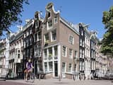 AMSTERDAM - De grachten, de mooie panden en de pleinen, de duiven op de Dam. Misschien komt het niet door de duiven, maar Amsterdam is een fijne stad om te zijn. Dat is een feit, want de Atlas voor Gemeenten heeft geconcludeerd dat Amsterdam de aantrekkelijkste stad van Nederland is.

De conclusie van de atlas was natuurlijk geen nattevingerwerk. De vijftig grootste gemeenten werden onder de loep gelegd en goed bestudeerd. Maar liefst veertig verschillende punten werden bekeken: van het banenaanbod tot veiligheid, van het culturele aanbod in de stad tot de bereikbaarheid van natuur in de omgeving. En wat bleek: alles opgeteld is Amsterdam de stad waar je het beste kunt wonen. Een minpuntje daarbij is dat de huizen in deze stad meteen ook peperduur zijn. Na Amsterdam volgen Haarlem en Utrecht. Woon je in Heerlen? Dan kun je beter verhuizen. Die stad scoorde het slechtst. 

Leuk
Uit een eerder onderzoek (Vrijetijdsbesteding Amsterdamse Jongeren) bleek al dat ruim 70% van de Amsterdamse jongeren tussen de twaalf en de 24 jaar het in ieder geval leuk vindt om op te groeien in Amsterdam. Sporten, winkelen, naar de bioscoop gaan, uitgaan: er is genoeg voor hen te doen. 
