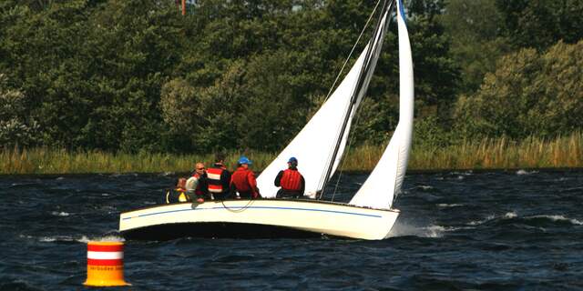 stevig zeilweer op de Vinkeveense Plassen