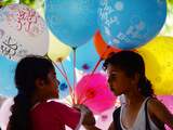 Donderdag 7 augustus: Palestijnse meisjes verkopen ballonnen tijdens een pro-Hamasbetoging in Gaza-Stad.