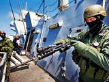 Bemanningsleden van het Nederlandse marinefregat de Hr Ms Evertsen proberen piraterij in de Golf van Aden en de Indische Oceaan tegen te gaan. Fotograaf Robin Utrecht maakte een reportage. 
