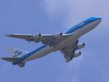 Schiphol probeert door storm gestrande passagiers op weg te helpen