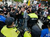 De ME heeft zondag ingegrepen bij een anti-IS-demonstratie in de Schilderswijk in Den Haag, toen tegendemonstranten met stenen begonnen te gooien. 