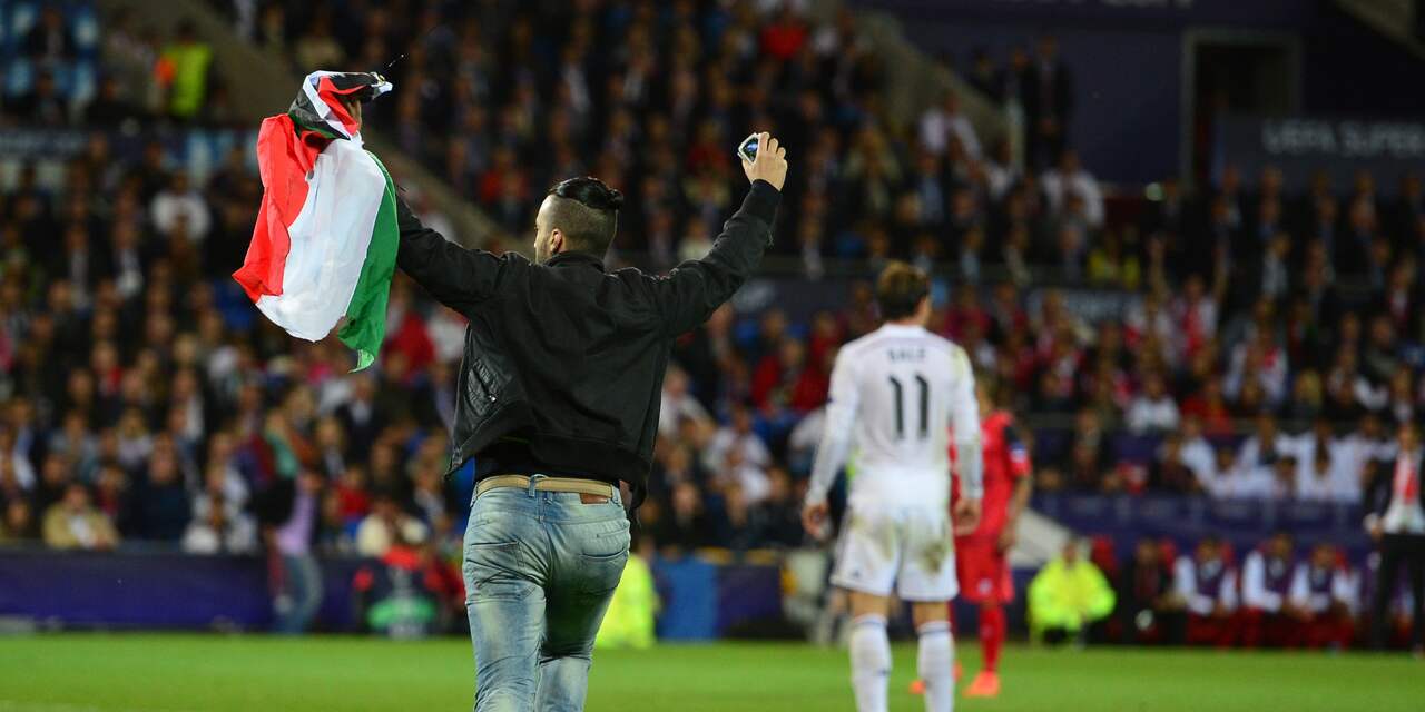 Fan knuffelt uitgebreid met Ronaldo tijdens Super Cup