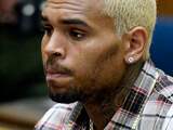 Chris Brown houdt zich goed aan de voorwaarden van zijn voorwaardelijke straf, zo is woensdag in de rechtbank gebleken.