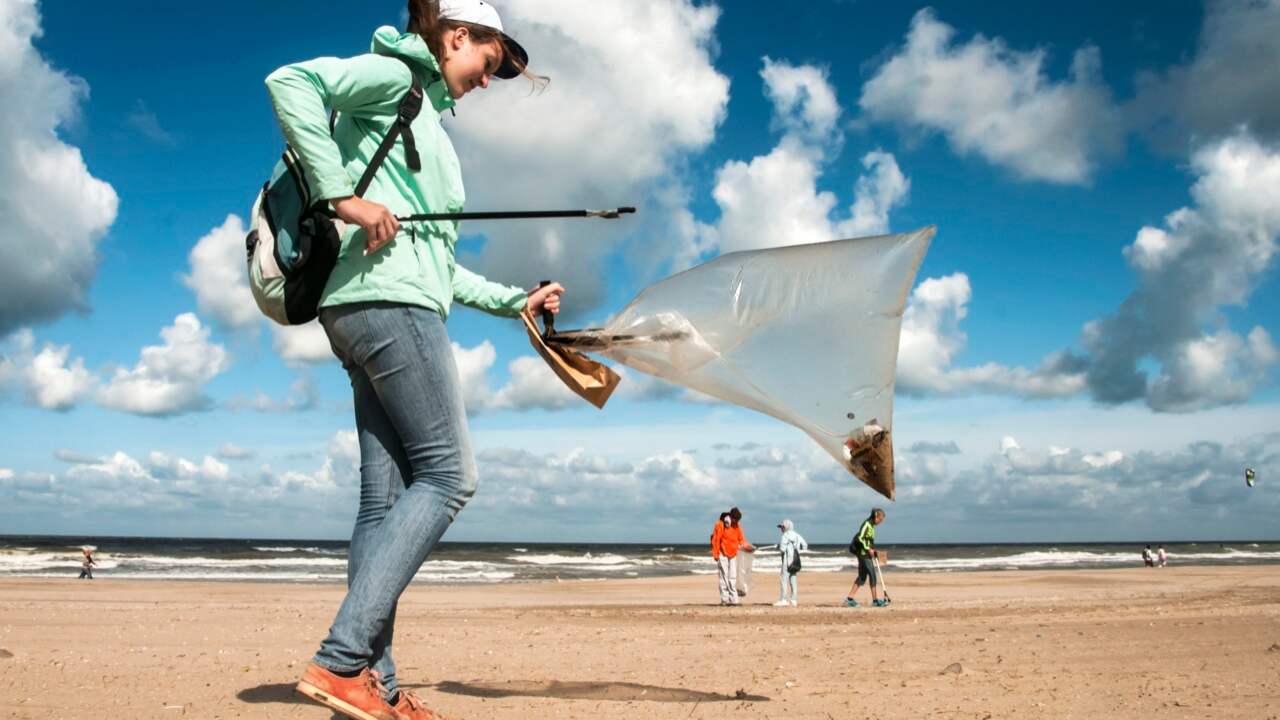 Achter De Lens: Beach Clean Up In Noordwijk | Van De Hoofdredactie | Nu.Nl