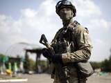 Een Oekraïense militair houdt de wacht tijdens een militaire operatie tegen pro-Russische rebellen in de regio van Donetsk.