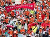 Tienduizenden betogers zijn zondag in Hongkong de straat op gegaan om hun onvrede te uiten over de Occupy-beweging. 