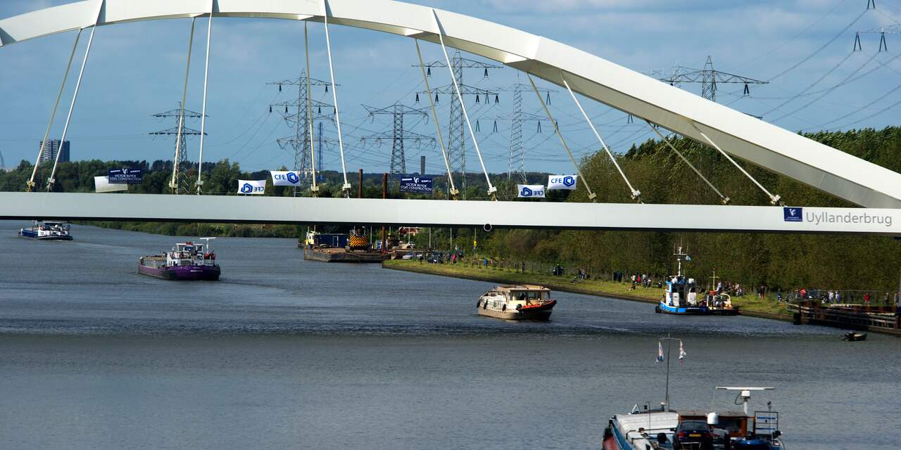 Boot gezonken na aanvaring met brug bij IJburg, opvarenden gered