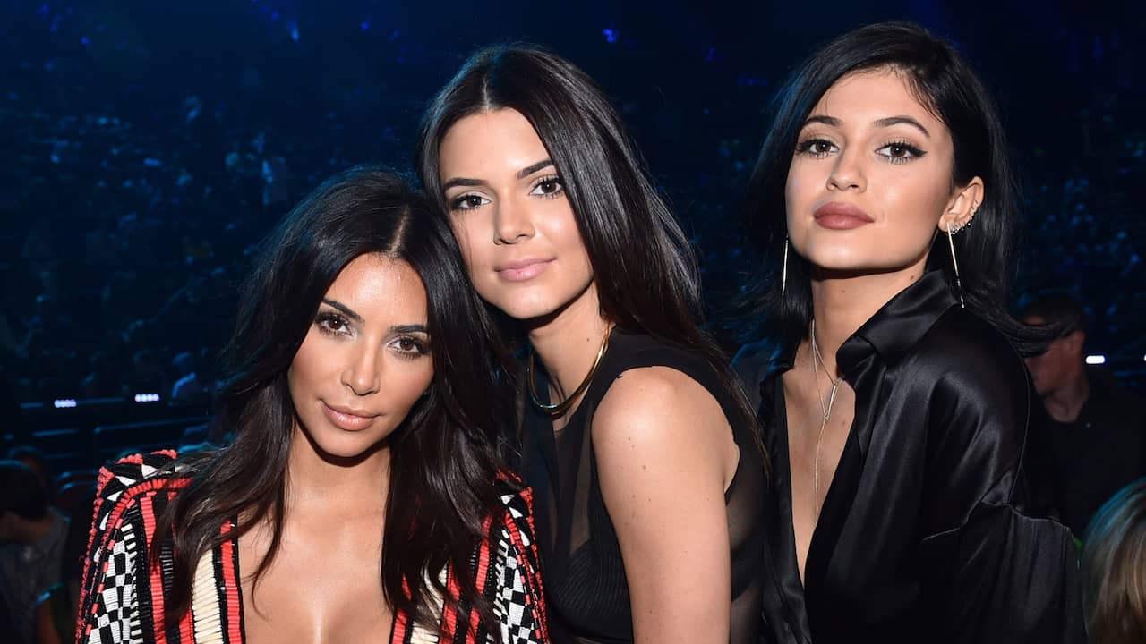 Kim Kardashian en Kendall Jenner gaan naakt voor tijdschrift | Achterklap |  NU.nl