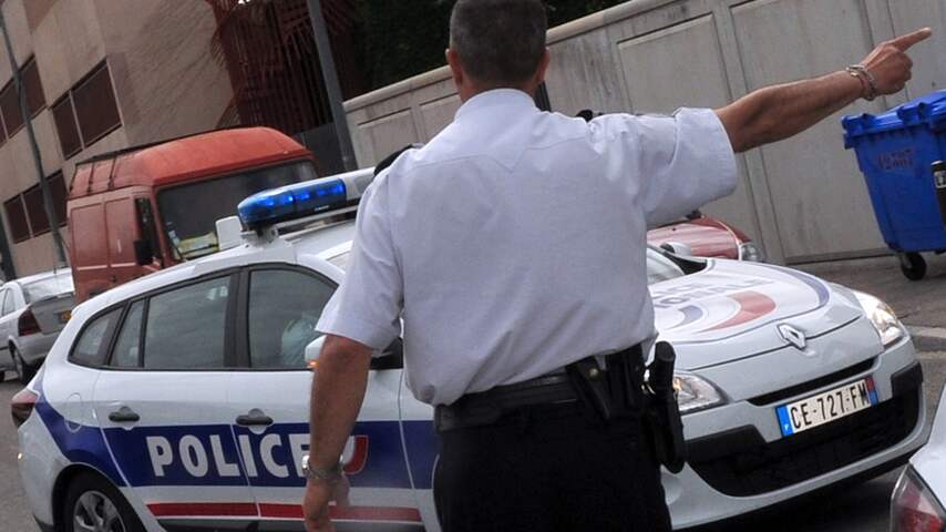 Politiewagen arriveert bij rechtbank Avignon
