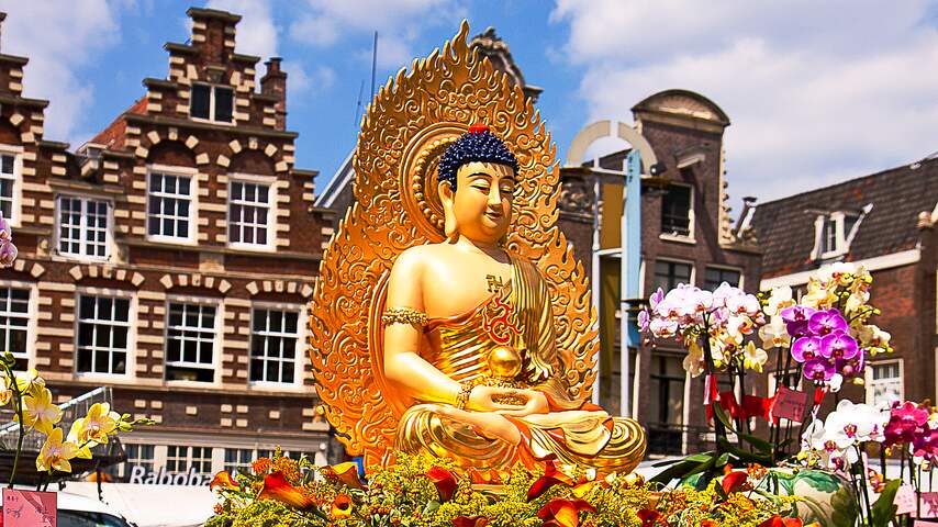 De Viering van Boeddha's Verjaardag op de Nieuwmarkt in Amsterdam
