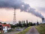 BRUSSEL - De twee oude kerncentrales in Doel, op enkele kilometers van Zeeuws-Vlaanderen, moeten een jaar langer openblijven dan gepland. 

Ze blijven dan tot april 2016 actief. De Belgische staatssecretaris voor Energie Melchior Wathelet stelt dat woensdag aan de regering voor, meldde hij dinsdag.

Een andere oude kerncentrale, in het Waalse Tihange, kan van hem zelfs 10 jaar langer openblijven: tot 2025. Het uitstel moet Belgi van voldoende stroom verzekeren.

Greenpeace reageerde direct woedend. ''Totaal onaanvaardbaar", zegt Elio Glorieux van de milieuorganisatie. ''Dit druist in tegen de letter en de geest van de wet en het regeerakkoord".

1975
De twee oude centrales in Doel zijn in gebruik genomen in 1975. Er staan nog twee reactoren van later datum. Hun sluitingsdatum (respectievelijk 2022 en 2025) verandert voorlopig niet.

De burgemeester van Beveren, waartoe Doel behoort, reageerde verwonderd. Hij vindt het onterecht dat de centrales slechts 1 jaar lager open mogen blijven. De centrales, die voor veel banen zorgen, kunnen volgens hem veel langer mee.