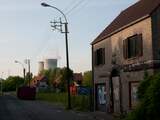 Het verlaten stadje doe met daarachter de nog werkende kerncentrale. Reden voor de bevolking om massaal weg te trekken uit het plaatsje wat nu een verlaten dorp is geworden met nog enkele bewoners.
Tijdens regulier onderhoud zijn afwijkingen geconstateerd in de dichtheid van de wand van een van de reactoren in de kerncentrale van Doel bij Antwerpen.

foto : mei 2011.