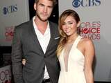 Vrijdag 13 januari: Liam Hemsworth en Miley Cyrus maken een momentje vrij voor de camera op de rode loper bij de People's Choice Awards.