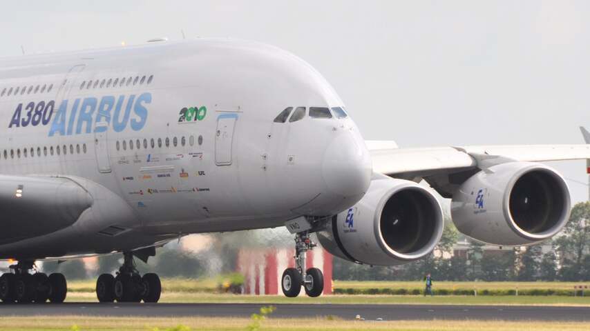 Airbus A380 voor het eerst op Schiphol