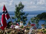 Herdenkingsvlag nabij het eiland Utya in Oslo waar Anders Breivik een bloedbad veroorzaakte door 69 mensen dood te schieten, waaronder 55 kinderen.
