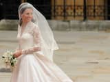  Kate Middleton draagt een bruidsjapon die ontworpen is door Sarah Burton, creatief directeur van het huis van de vorig jaar overleden Alexander McQueen. 