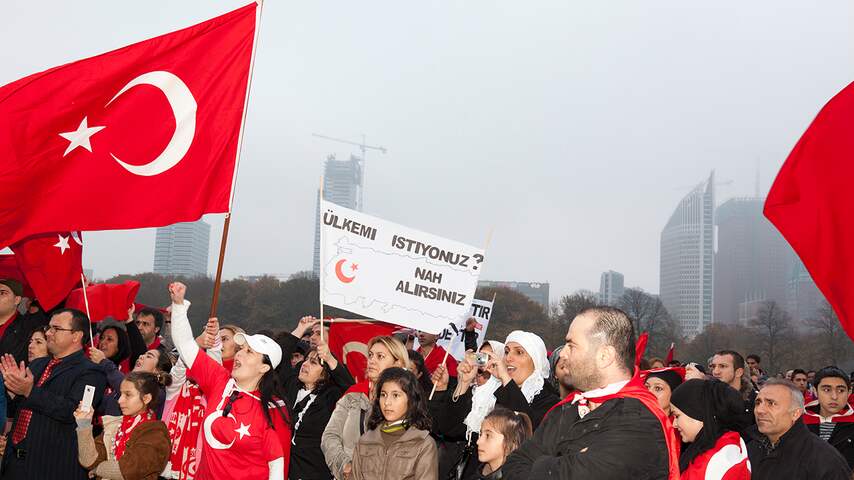 Het Malieveld kleurt rood tijdens Turks protest