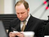 Breivik leest een notie in de rechtzaal in Oslo.
