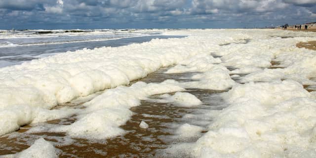 Zandoortse strand bedekt met 'ijsschotsen'