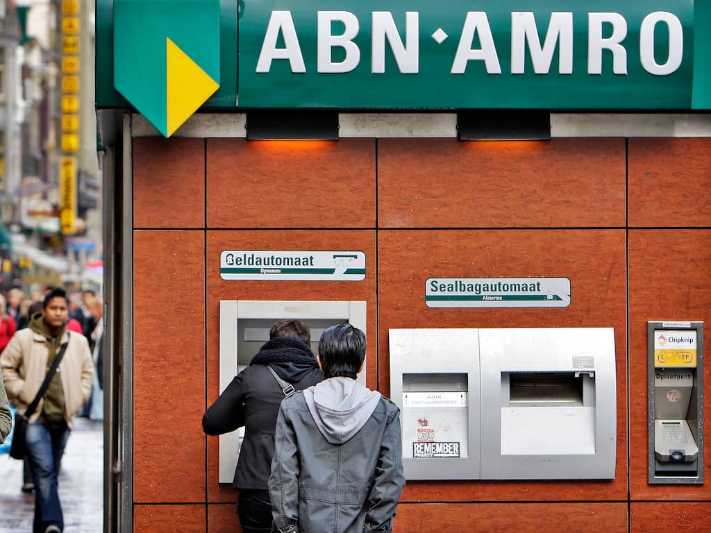 AMRO-klanten betalen om meer dan 12.000 euro per jaar op te nemen | NU - Het laatste nieuws het eerst op NU.nl