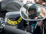 AMSTERDAM - De motorclubs Hells Angels en Satudarah protesteerden zondag op het Amsterdamse Waterlooplein tegen het aflasten van meerdere Harleydagen. Ongeveer twintig leden van Satudarah hadden kort gesproken met enkele leden van de Amsterdamse motorclub. 