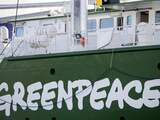 Actievoerders vast aan trawler in IJmuiden