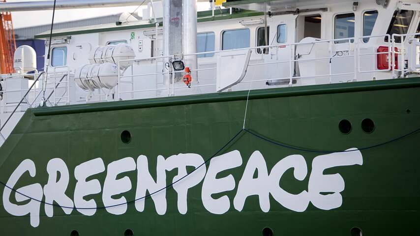 Actievoerders vast aan trawler in IJmuiden