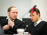 Breivik (links) naast een van zijn advocaten Tord Jordet.