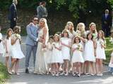 Kate Moss liet zich voor haar bruiloft omringen door bloemen. Moss werd bijgestaan door haar vader en 8-jarige dochter Lila Grace, die voor de gelegenheid een bloemenkrans in haar haren droeg. Niet alleen Grace, maar ook de andere bruidsmeisjes droegen een bloemenkrans en korte, witte jurkjes.