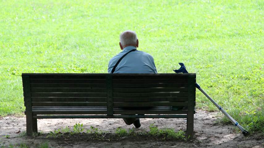 Eenzame opa in park eenzaamheid