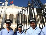 Politieagenten bewaken de rechtbank in Tunis.