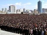 Maandag 26 maart: Het plein in Pyongyang, Noord-Korea, staat vol met mensen die Kim Jong-Il herdenken op zijn honderdste sterfdag.