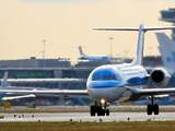 SCHIPHOL - De vakantiedrukte op Schiphol leidt niet tot grote problemen. Het is inderdaad druk, maar daar zijn we op voorbereid. Alles verloopt tot nu toe soepel, aldus een woordvoerder van de luchthaven.

Afgelopen vrijdag was met in totaal 177.000 aankomende, vertrekkende en overstappende passagiers de drukste dag van het jaar op het vliegveld. De luchthaven, vliegtuigmaatschappijen, douane en marechaussee hebben extra personeel ingezet om de grote stroom vakantiegangers aan te kunnen.