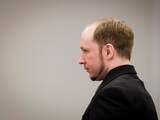 Breivik hoorde het volgens de kranten onbewogen aan.