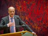 VVD-fractievoorzitter Stef Blok vindt niet dat het nieuwe kabinet zich heeft laten gijzelen door de PVV. Blok wees er dinsdag op dat er grote aanpassingen komen in onder meer het overheidsbestuur, bij het aan het werk helpen van jonggehandicapten, bij het belonen van leraren en op de huurmarkt waar de prijzen worden vrijgegeven.