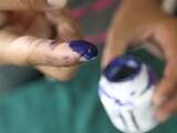 Een Egyptenaar doopt donderdag zijn vinger in inkt nadat hij zijn stembiljet in de stembus heeft gedaan, als teken dat hij heeft gestemd.