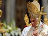 Paus Benedictus XVI treedt af. 